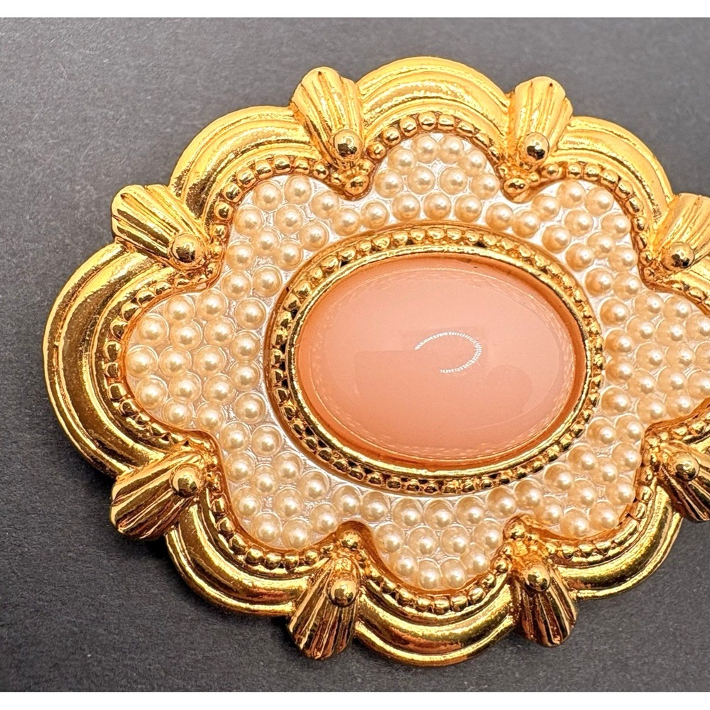 Vintage Avon Victorian Spring Brooch Faux Pearl Pink Cabochon Gold Tone Scallop - Picture 2 of 6